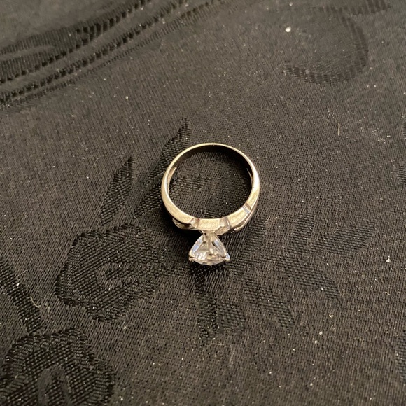 Vintage Elegant Sterling Sliver Ring With Simulated Diamond Center Stone. - Picture 5 of 5